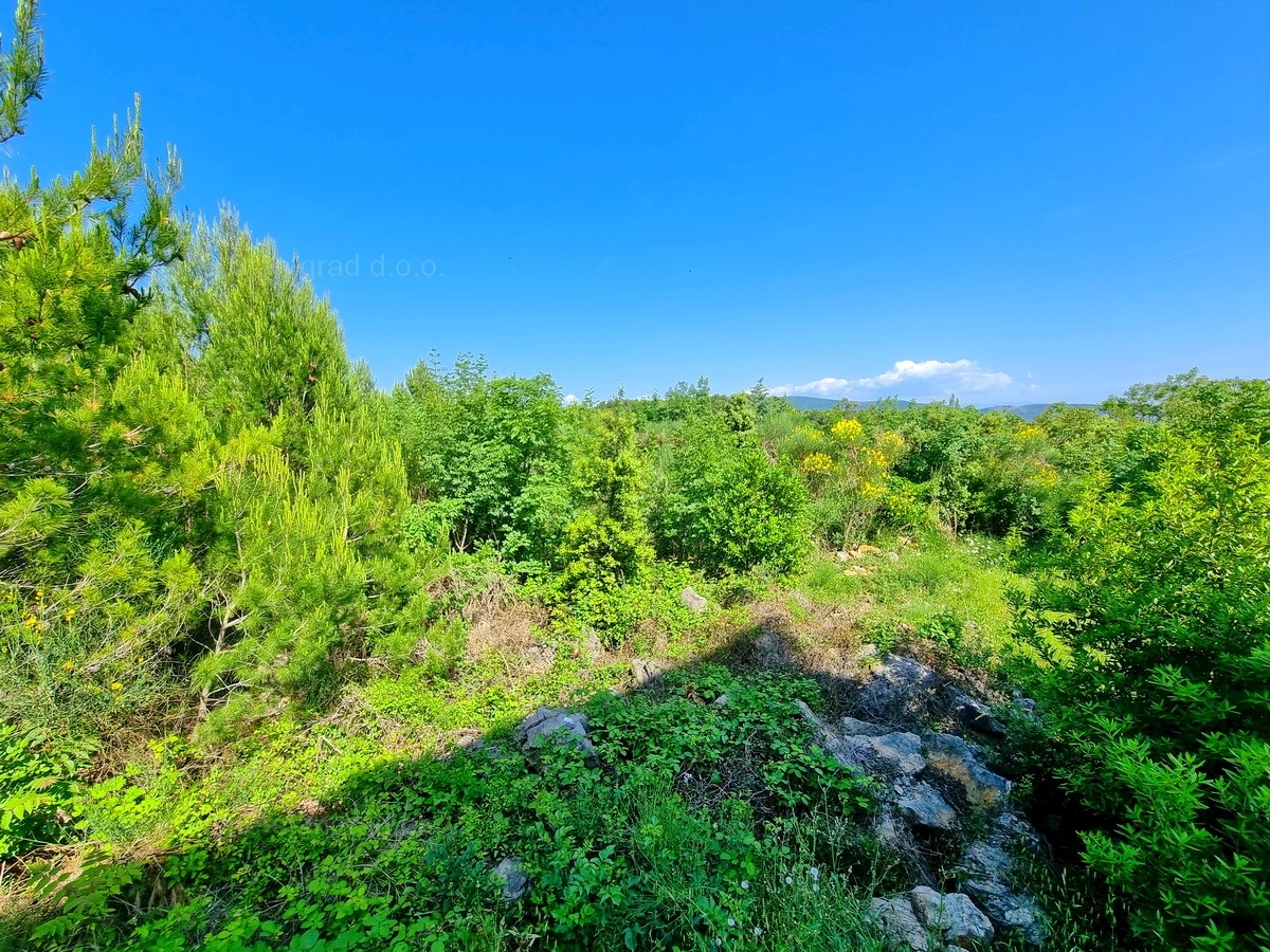 Città di Krk, terreno edificabile in una posizione attraente!