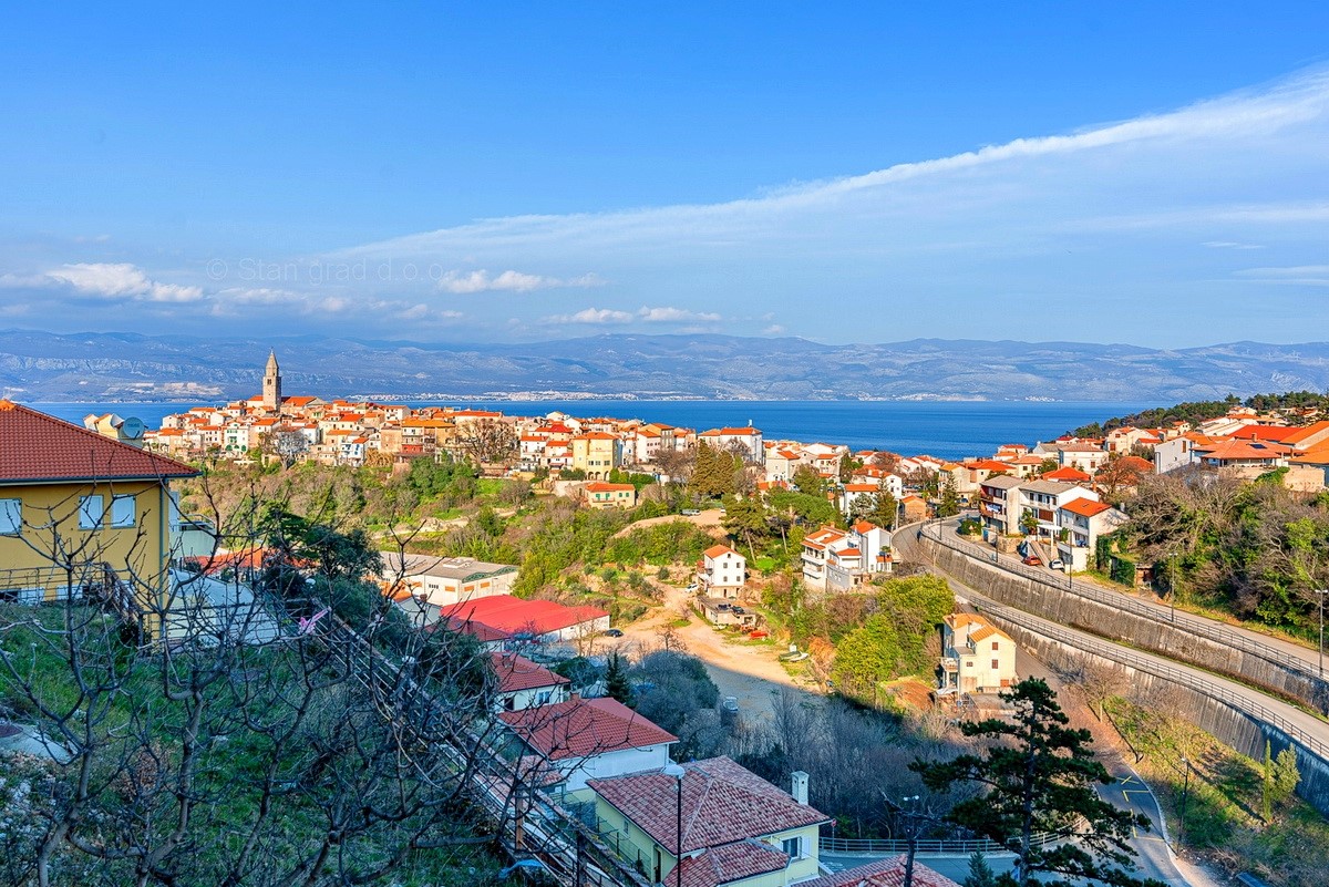 Vrbnik, bellissimo trilocale con vista panoramica sul mare!