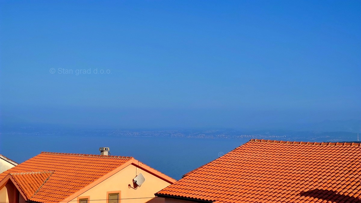 Isola di Krk, Njivice, vendita di una casa al primo piano con due appartamenti!