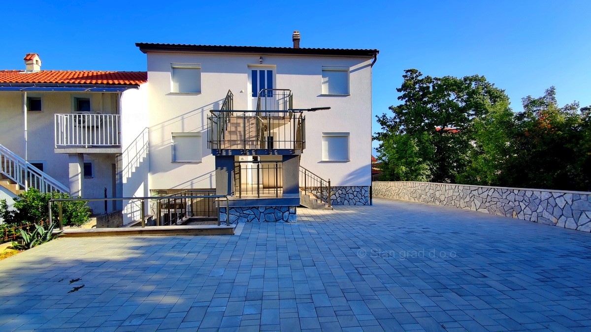 Isola di Krk, Njivice, vendita di una casa al primo piano con due appartamenti!