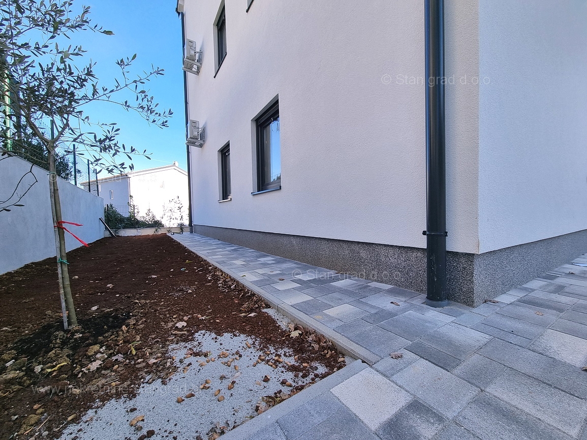 Uvala Soline, appartamento al piano terra in nuova palazzina vicino al mare!