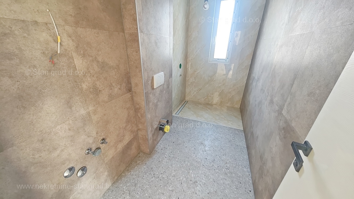 Zona di Krk, appartamento al piano terra con piscina e giardino in comune!