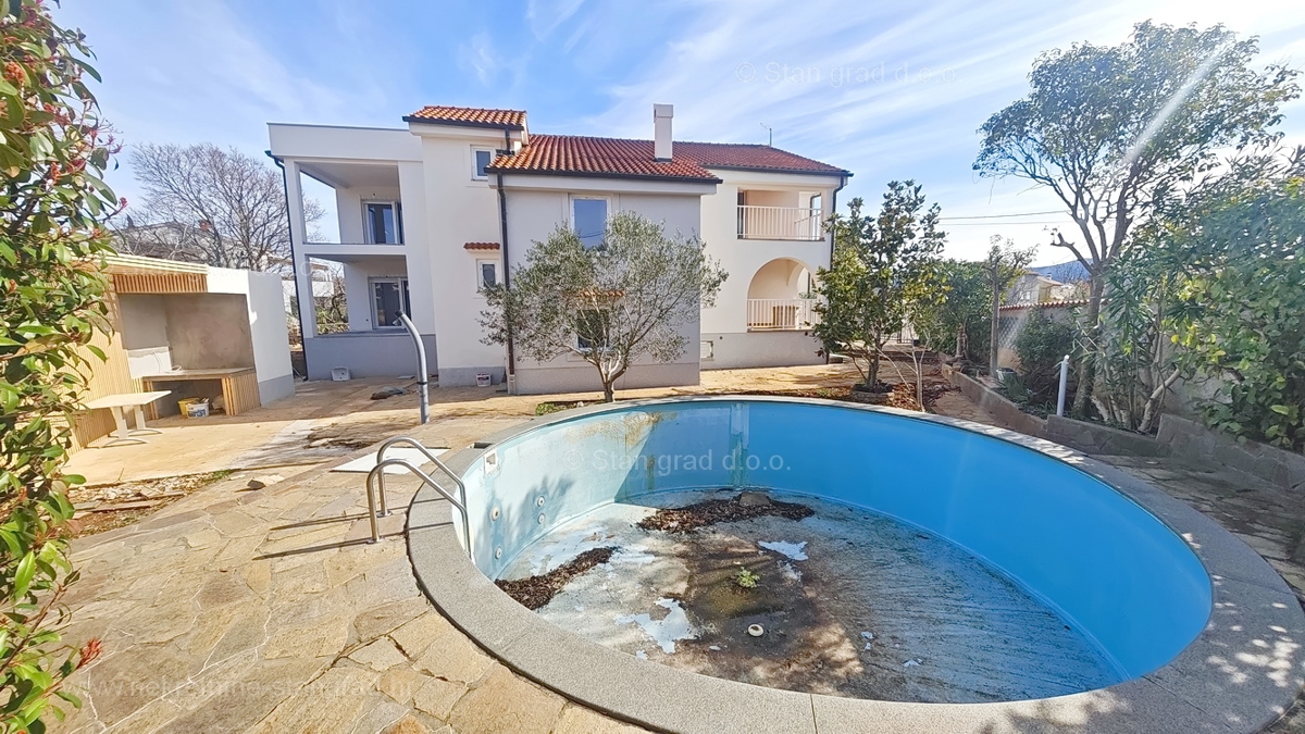 Zona di Krk, appartamento al piano terra con piscina e giardino in comune!