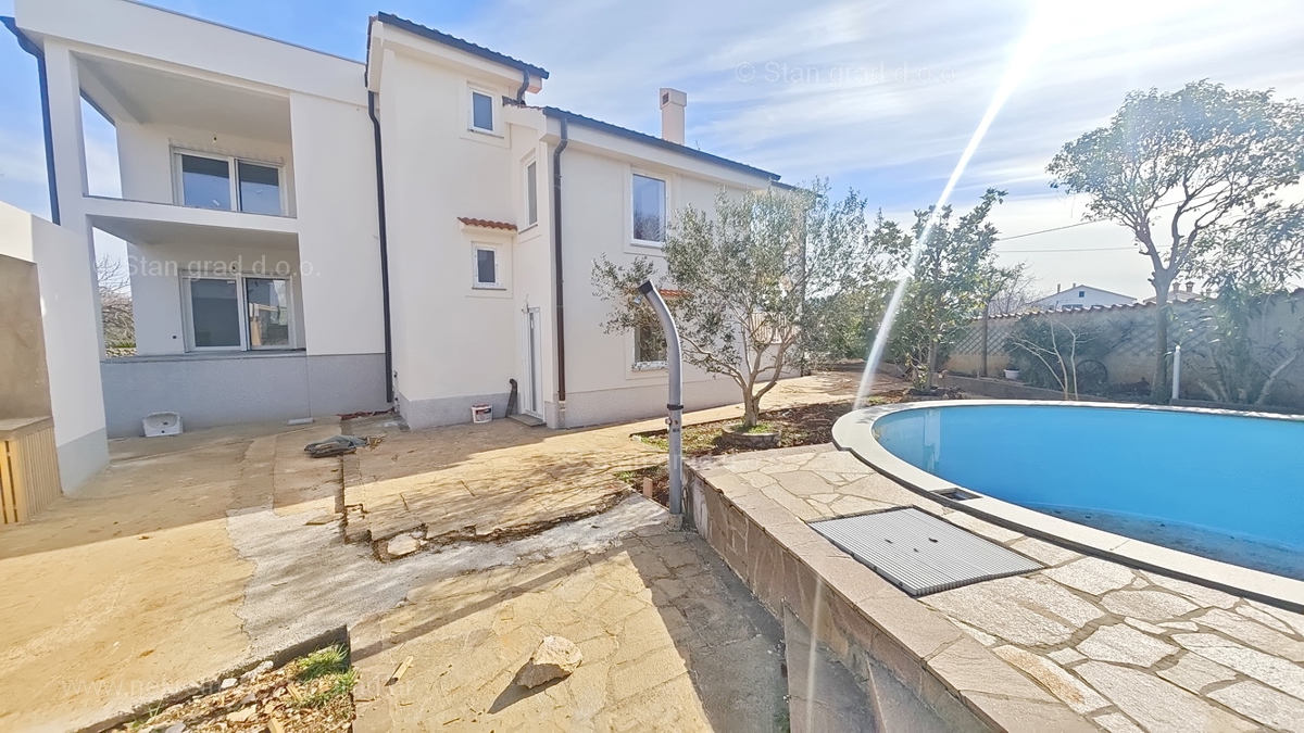 Zona di Krk, appartamento al piano terra con piscina e giardino in comune!