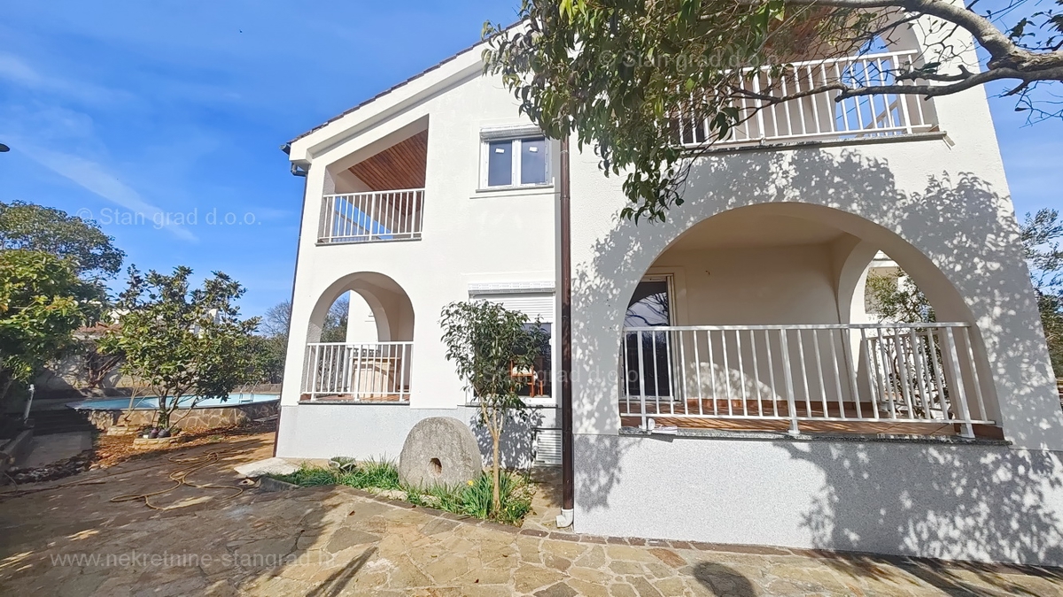 Zona di Krk, appartamento al piano terra con piscina e giardino in comune!