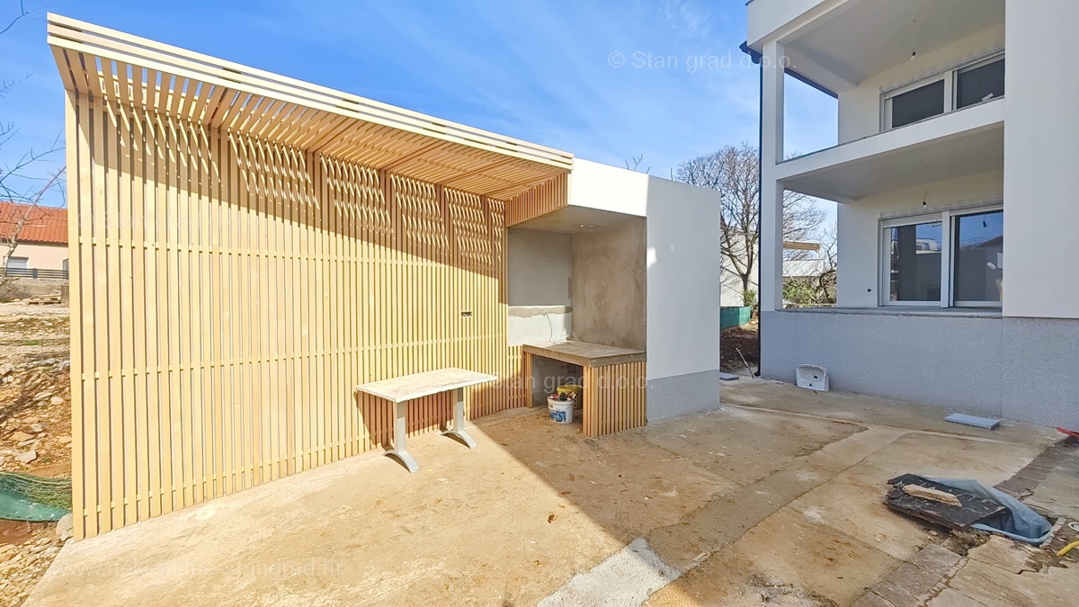 Zona di Krk, appartamento al piano terra con piscina e giardino in comune!