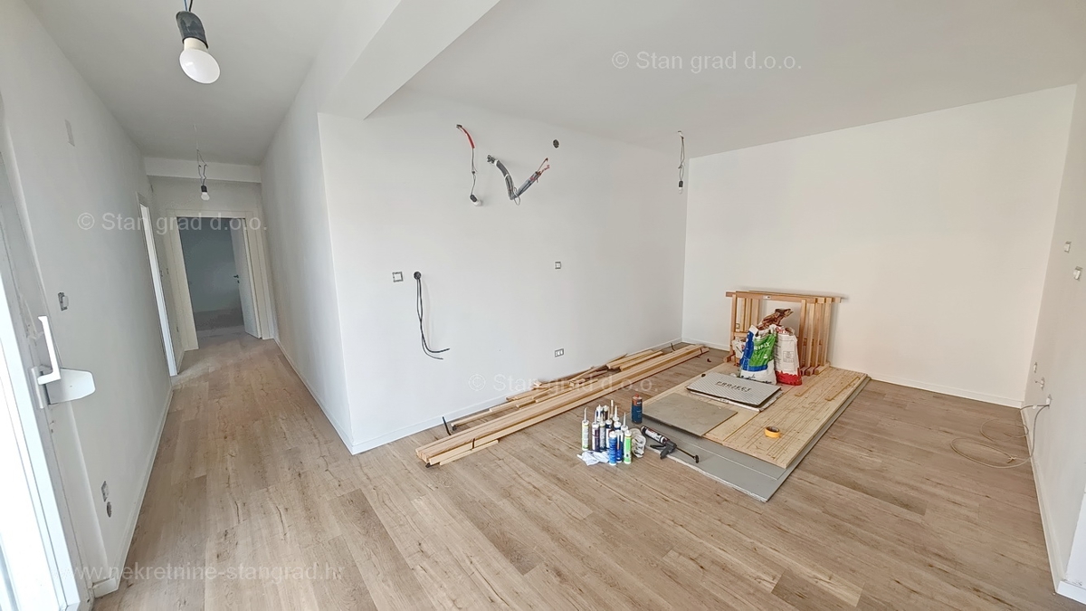 Zona di Krk, appartamento al piano terra con piscina e giardino in comune!