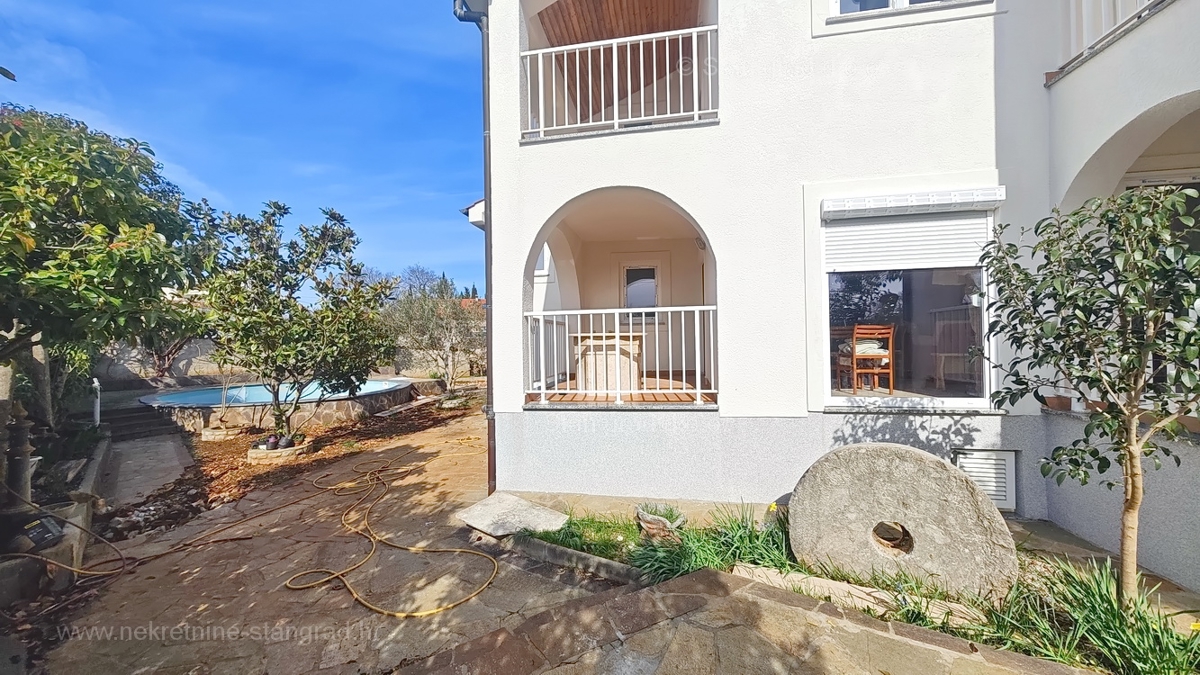 Zona di Krk, appartamento al piano terra con piscina e giardino in comune!