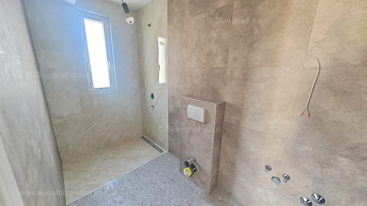 Zona di Krk, appartamento al piano terra con piscina e giardino in comune!