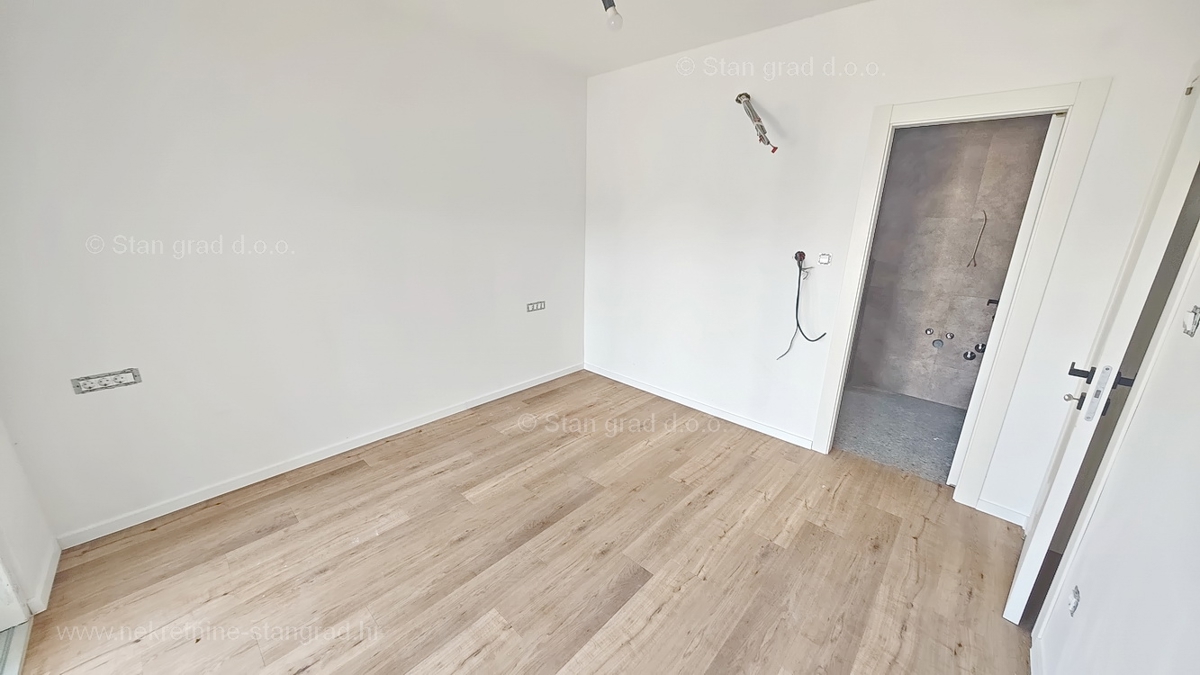 Zona di Krk, appartamento al piano terra con piscina e giardino in comune!