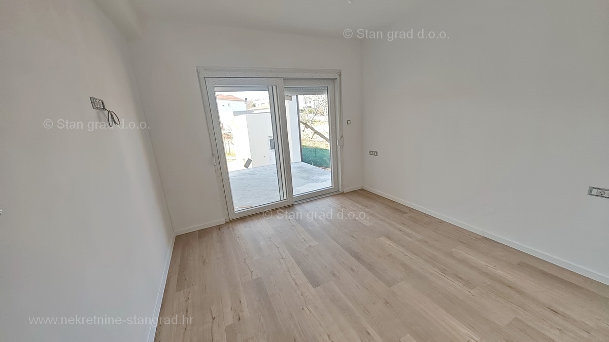 Zona di Krk, appartamento al piano terra con piscina e giardino in comune!