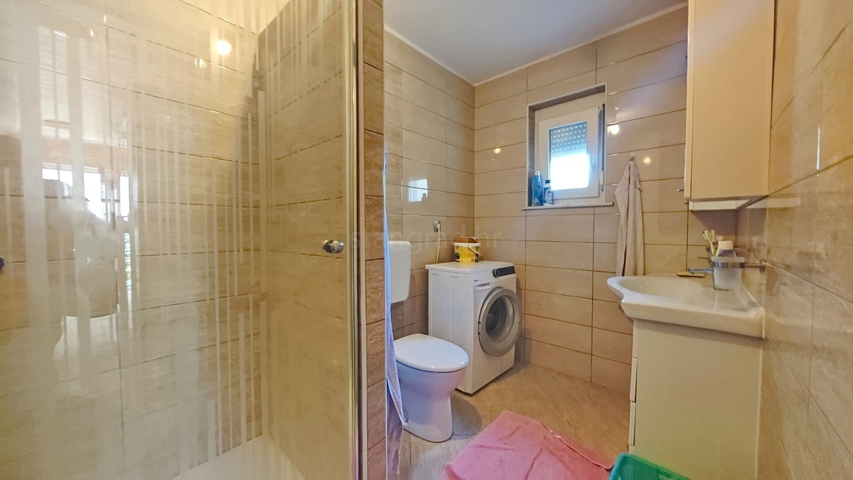 Malinska, dintorni, casa indipendente con 2 appartamenti in posizione tranquilla!