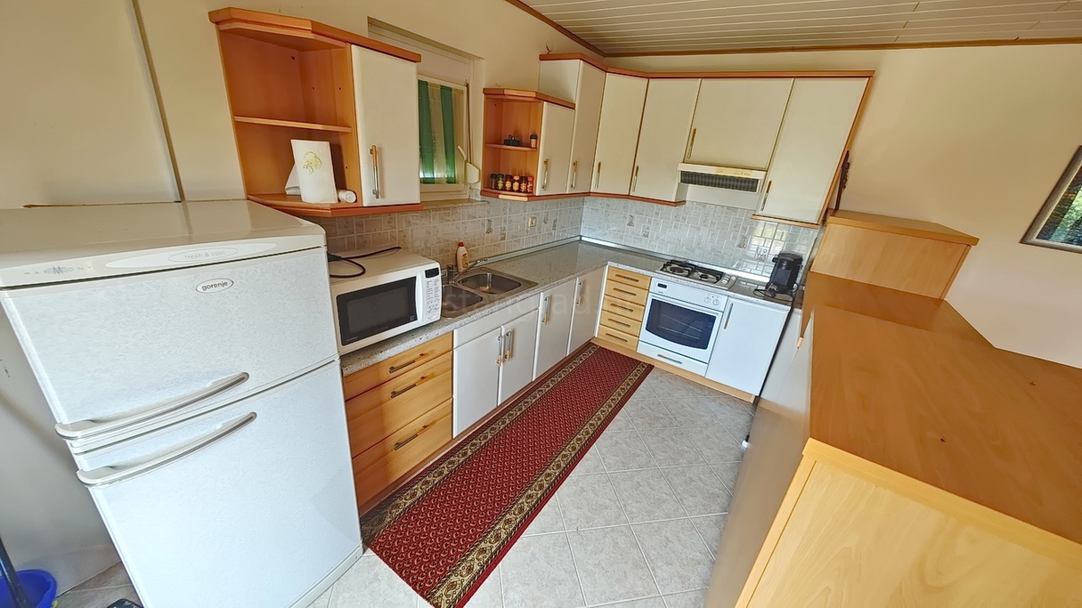 Malinska, dintorni, casa indipendente con 2 appartamenti in posizione tranquilla!