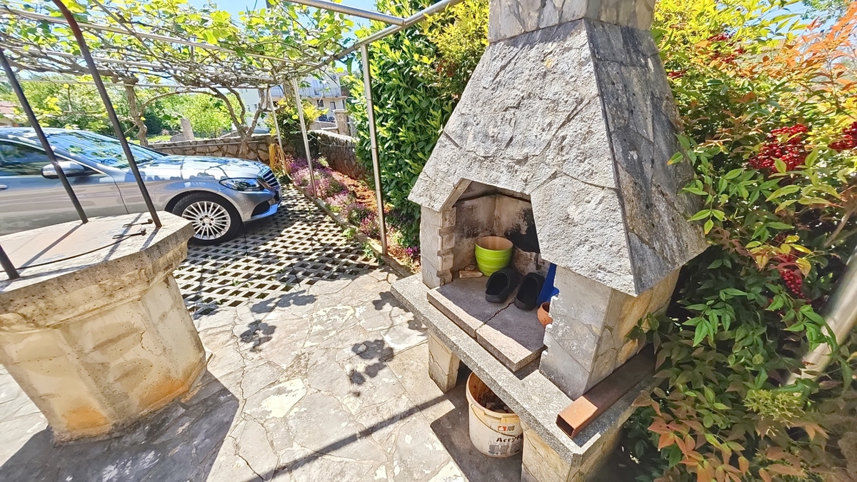 Malinska, dintorni, casa indipendente con 2 appartamenti in posizione tranquilla!