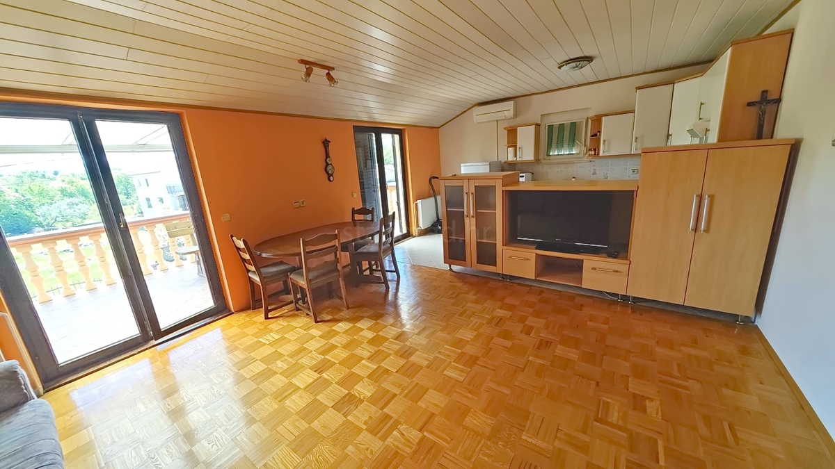 Malinska, dintorni, casa indipendente con 2 appartamenti in posizione tranquilla!