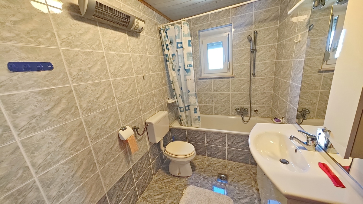 Malinska, dintorni, casa indipendente con 2 appartamenti in posizione tranquilla!