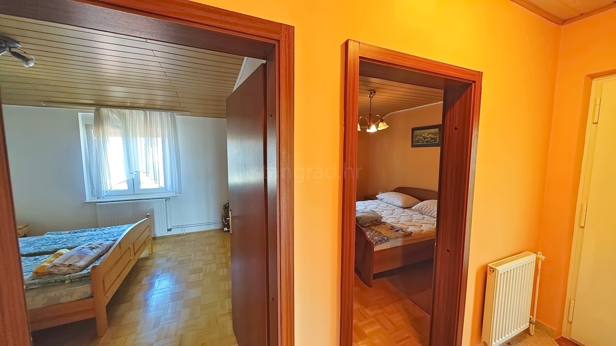 Malinska, dintorni, casa indipendente con 2 appartamenti in posizione tranquilla!