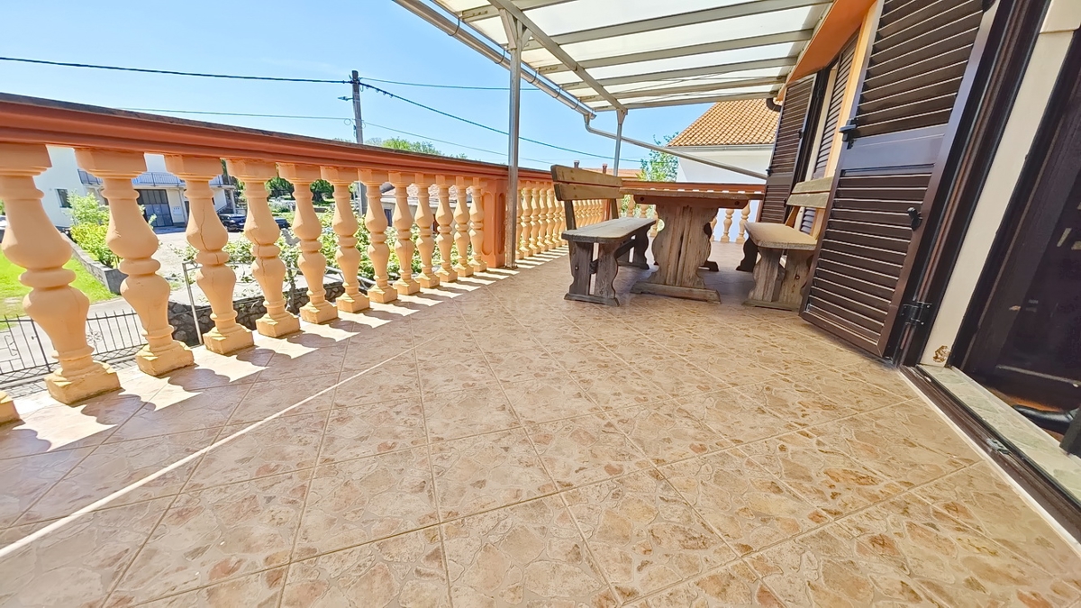 Malinska, dintorni, casa indipendente con 2 appartamenti in posizione tranquilla!