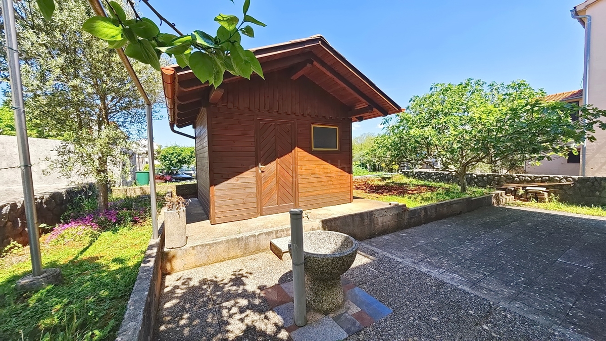 Malinska, dintorni, casa indipendente con 2 appartamenti in posizione tranquilla!