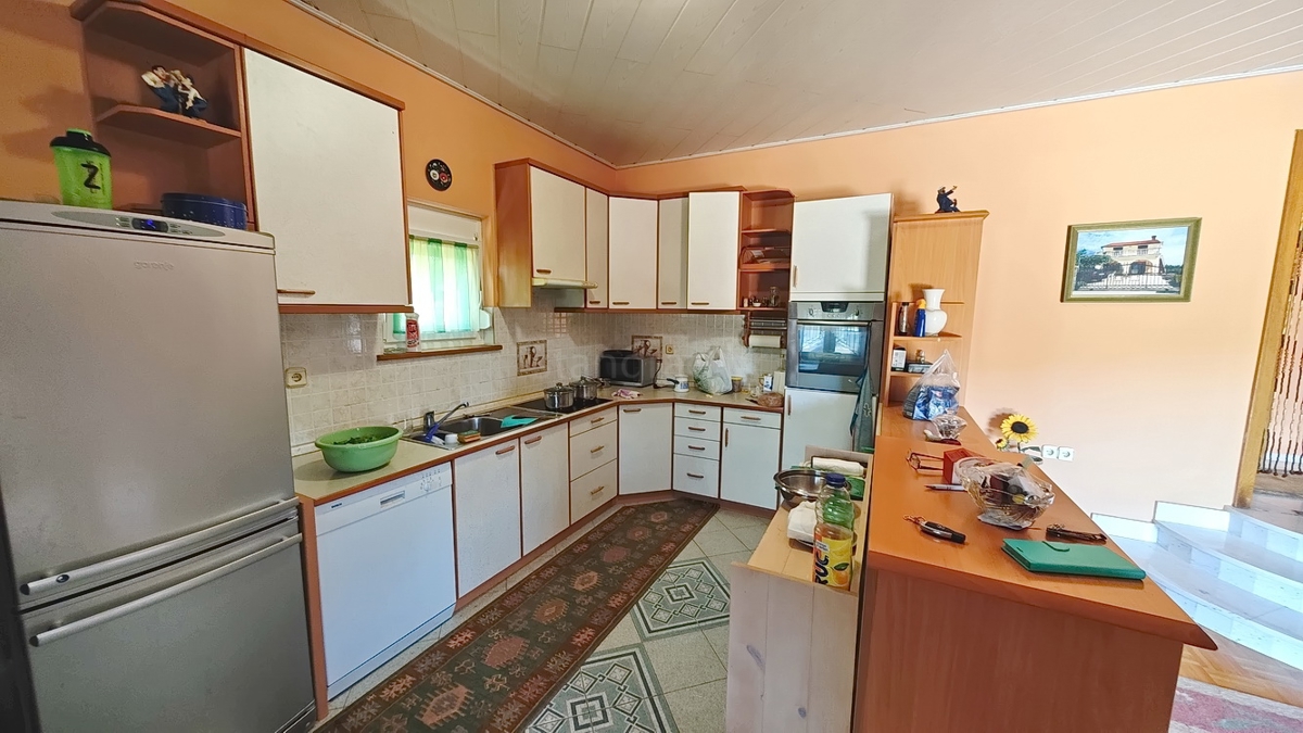 Malinska, dintorni, casa indipendente con 2 appartamenti in posizione tranquilla!