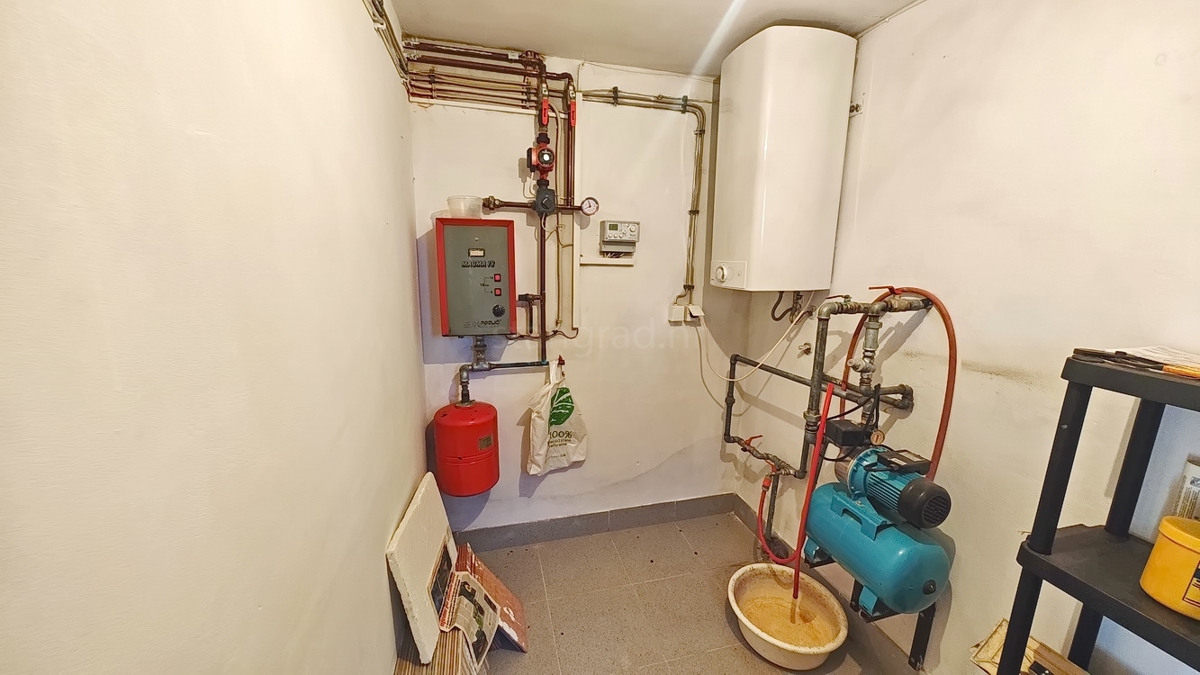 Malinska, dintorni, casa indipendente con 2 appartamenti in posizione tranquilla!