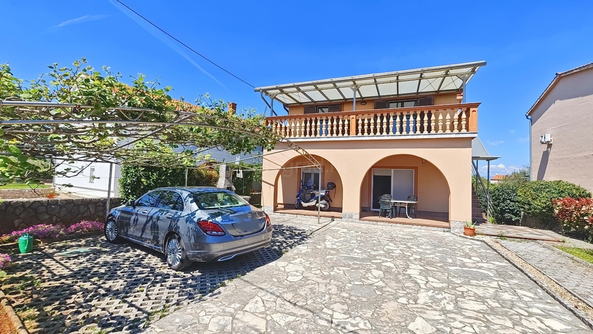 Malinska, dintorni, casa indipendente con 2 appartamenti in posizione tranquilla!