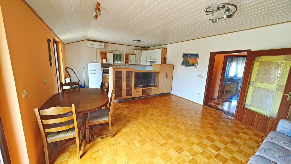 Malinska, dintorni, casa indipendente con 2 appartamenti in posizione tranquilla!