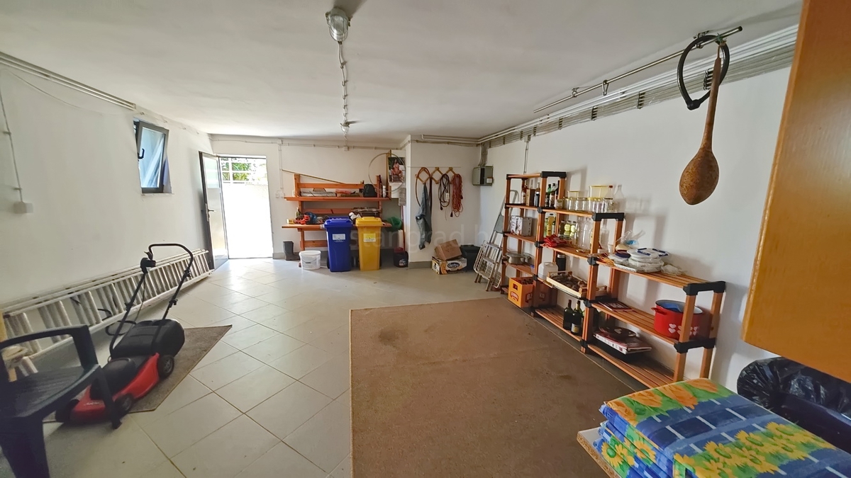 Malinska, dintorni, casa indipendente con 2 appartamenti in posizione tranquilla!