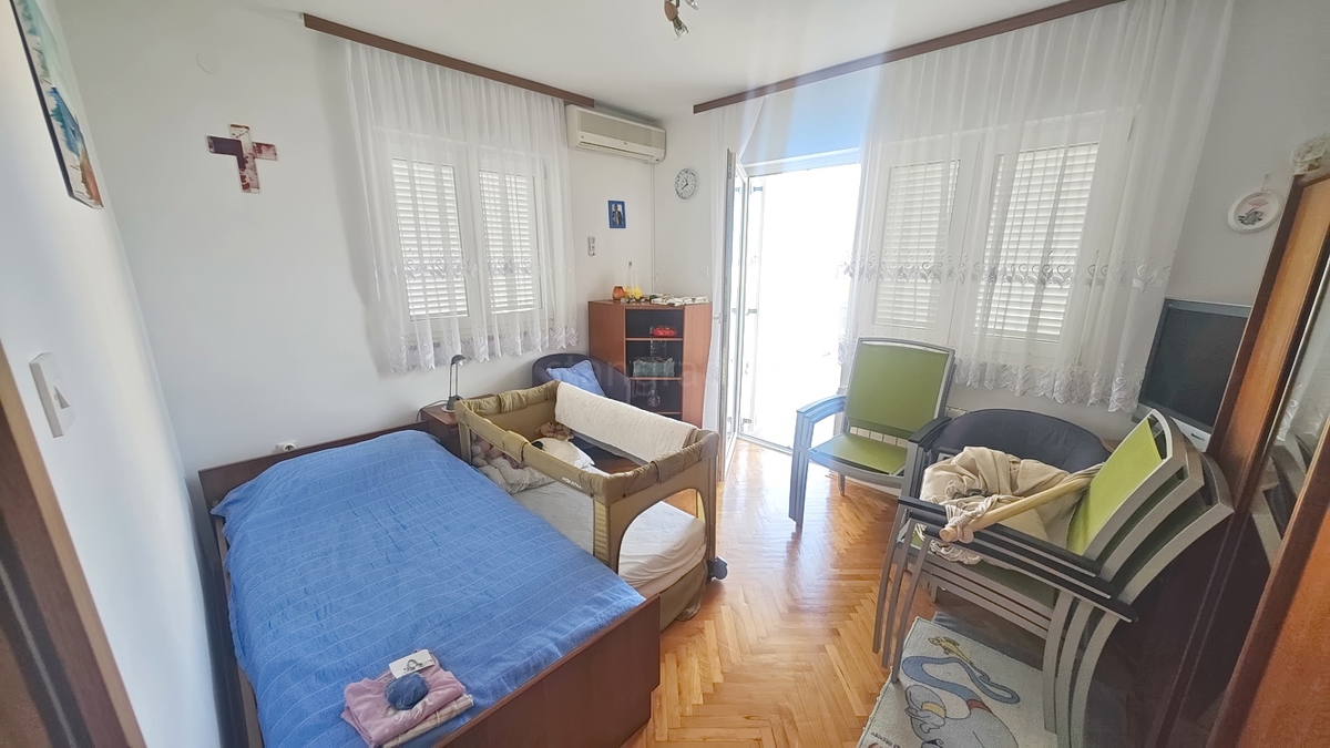 Malinska, casa bifamiliare con 3 unità abitative e giardino!