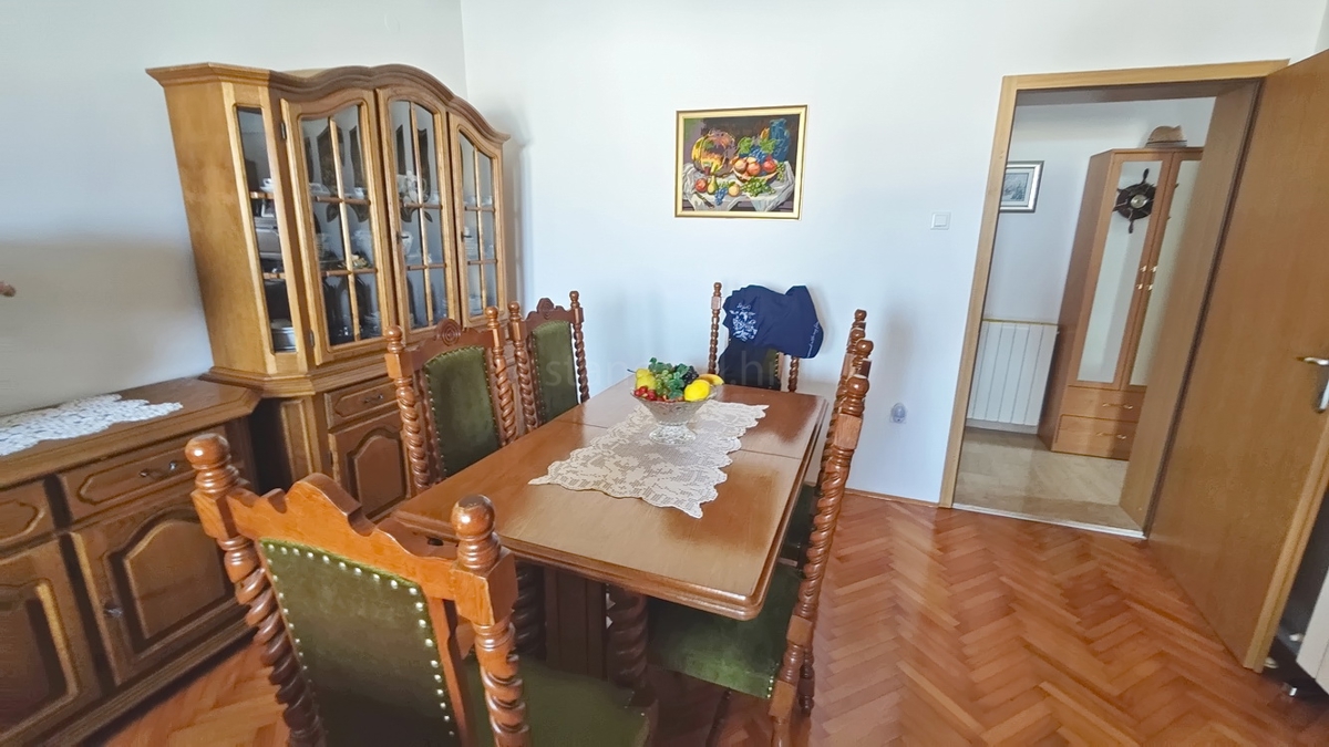 Malinska, casa bifamiliare con 3 unità abitative e giardino!