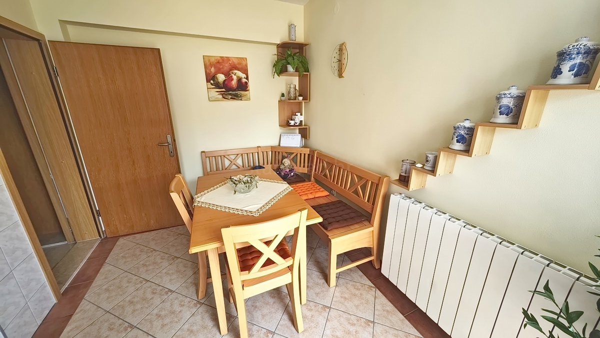 Malinska, casa bifamiliare con 3 unità abitative e giardino!