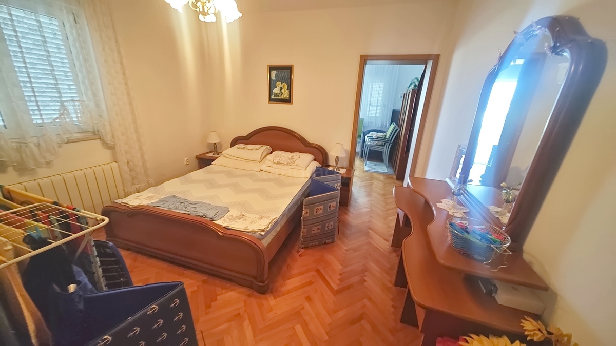 Malinska, casa bifamiliare con 3 unità abitative e giardino!