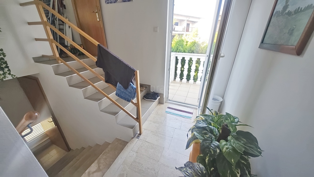 Malinska, casa bifamiliare con 3 unità abitative e giardino!
