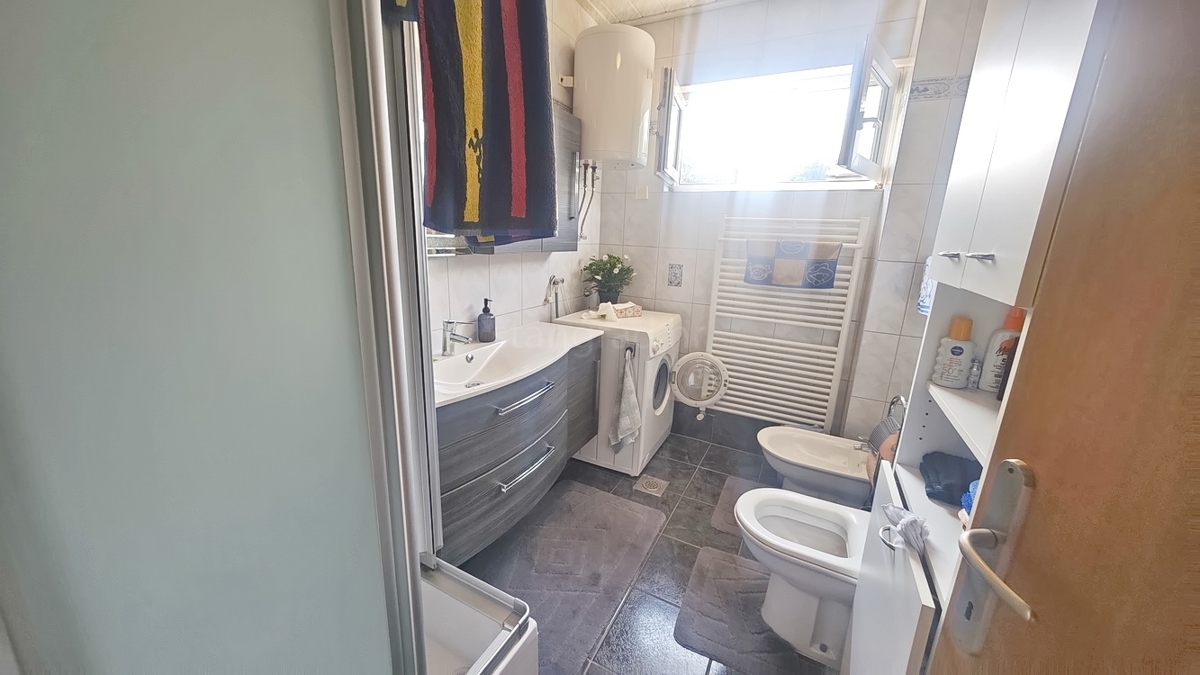 Malinska, casa bifamiliare con 3 unità abitative e giardino!