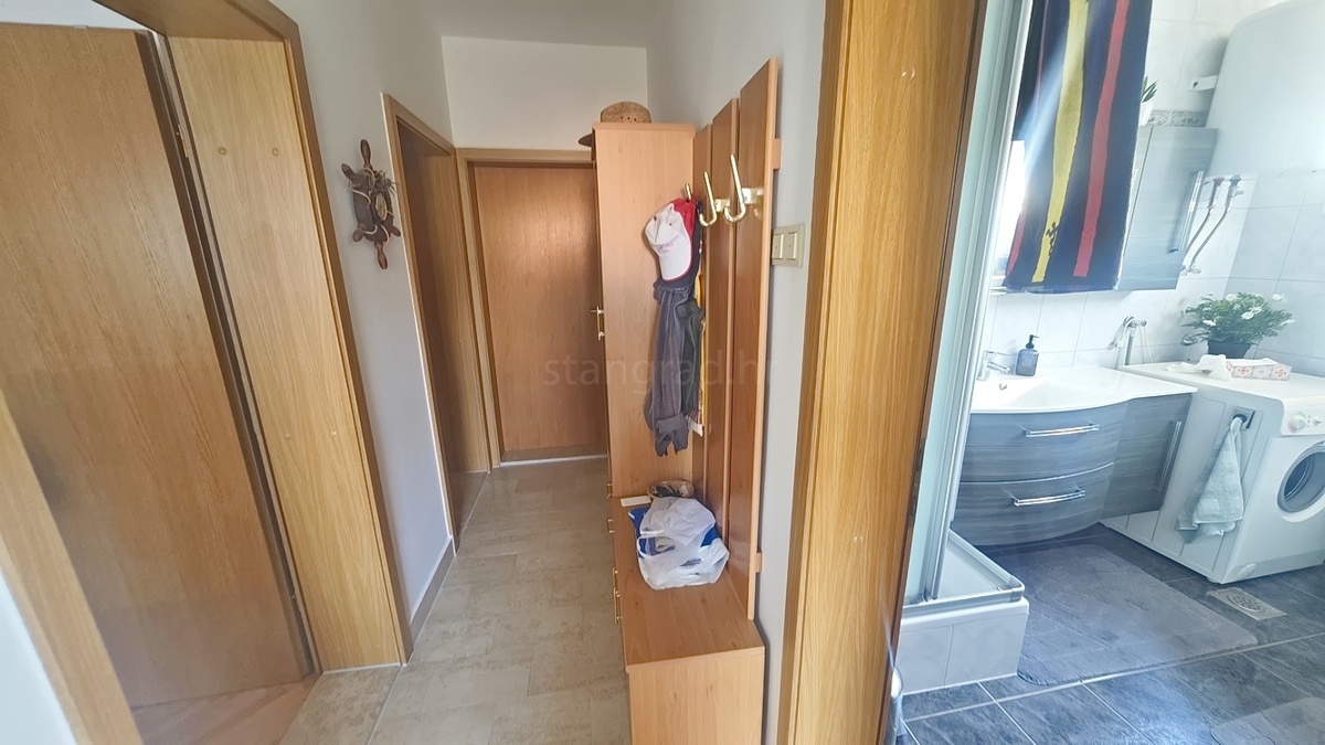 Malinska, casa bifamiliare con 3 unità abitative e giardino!