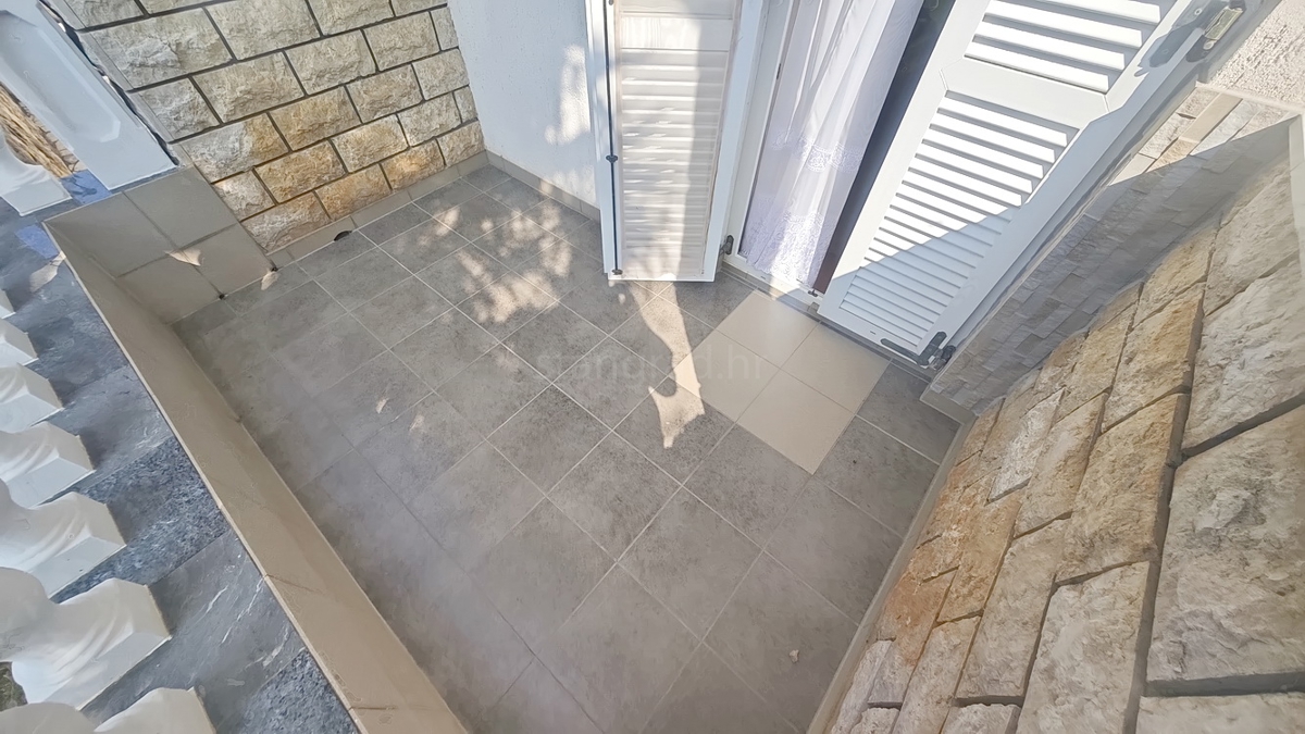 Malinska, casa bifamiliare con 3 unità abitative e giardino!