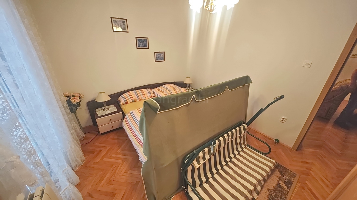 Malinska, casa bifamiliare con 3 unità abitative e giardino!