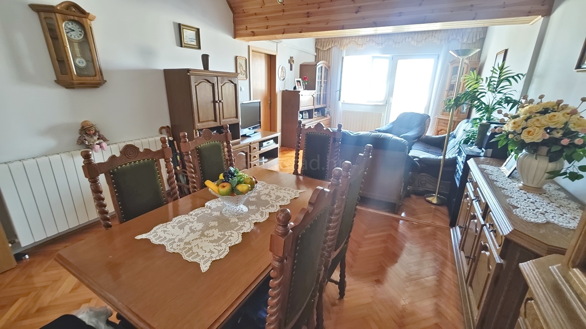 Malinska, casa bifamiliare con 3 unità abitative e giardino!