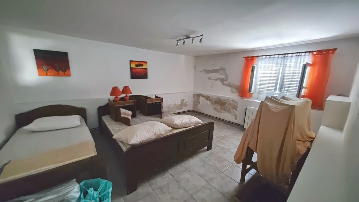 Malinska, casa bifamiliare con 3 unità abitative e giardino!