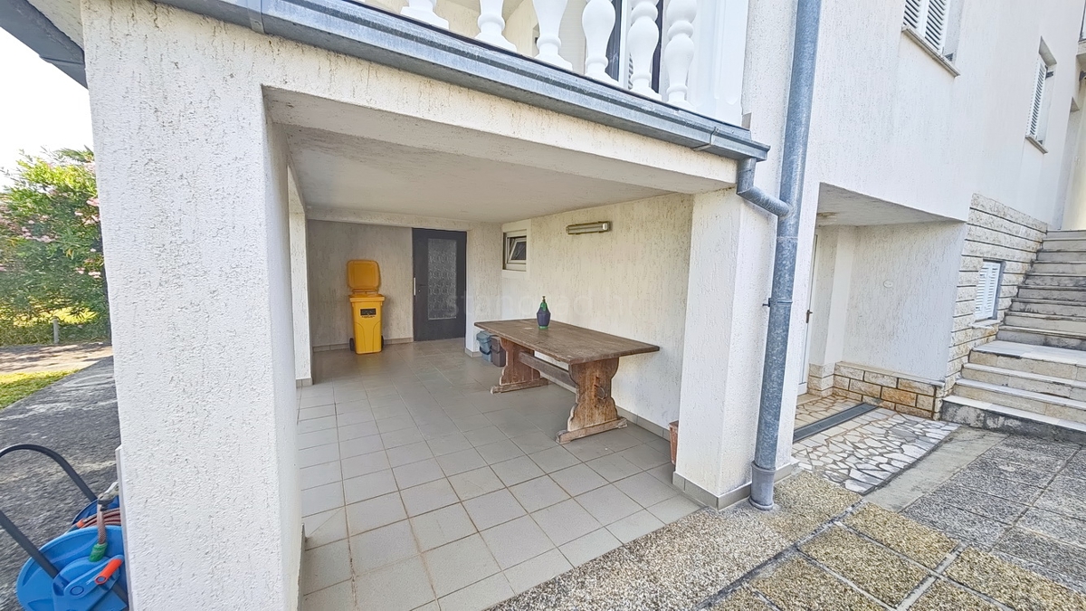 Malinska, casa bifamiliare con 3 unità abitative e giardino!