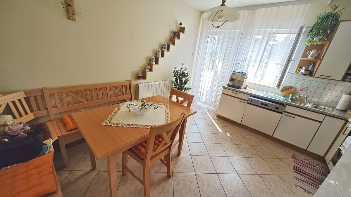 Malinska, casa bifamiliare con 3 unità abitative e giardino!