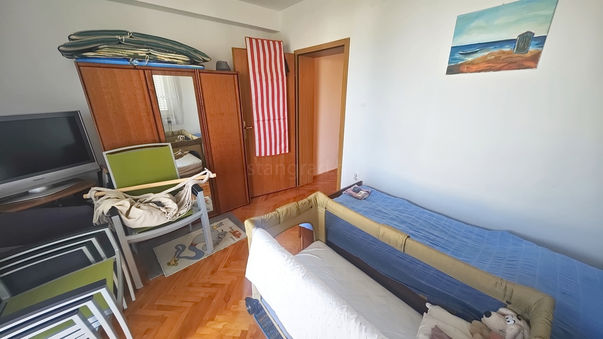 Malinska, casa bifamiliare con 3 unità abitative e giardino!