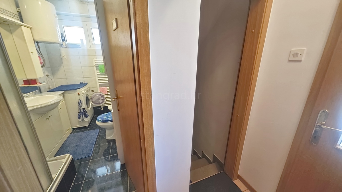 Malinska, casa bifamiliare con 3 unità abitative e giardino!
