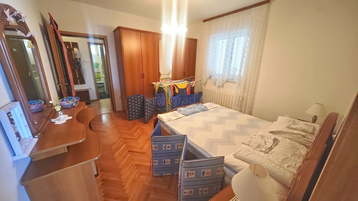 Malinska, casa bifamiliare con 3 unità abitative e giardino!