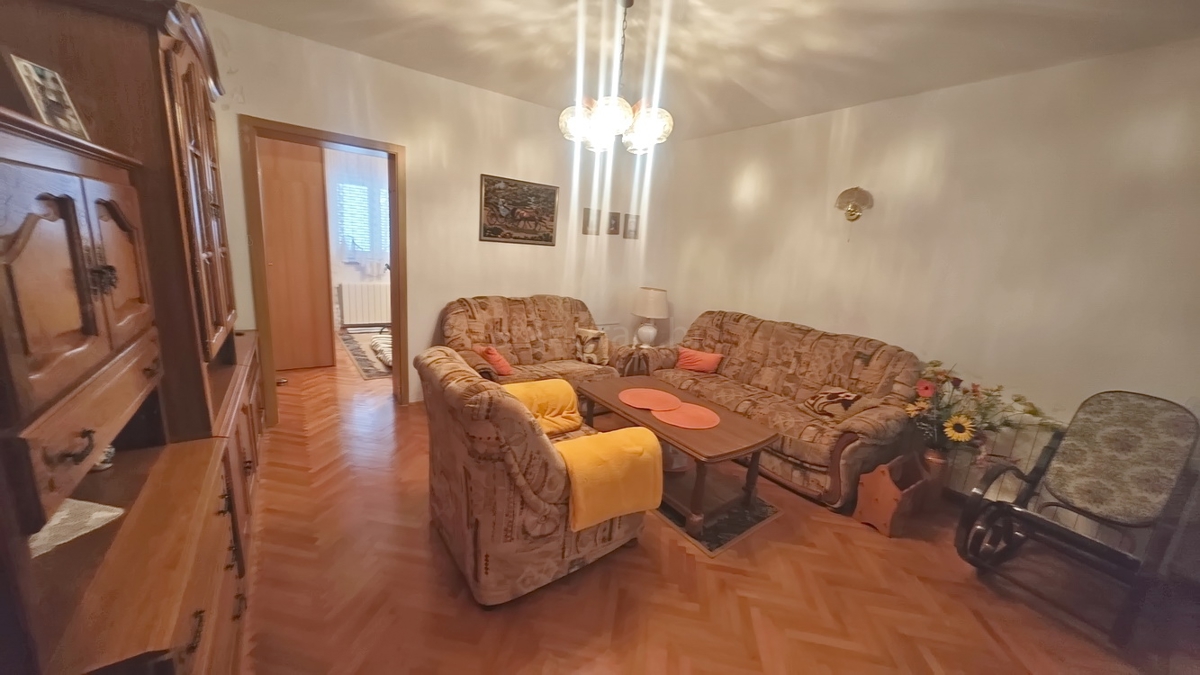 Malinska, casa bifamiliare con 3 unità abitative e giardino!