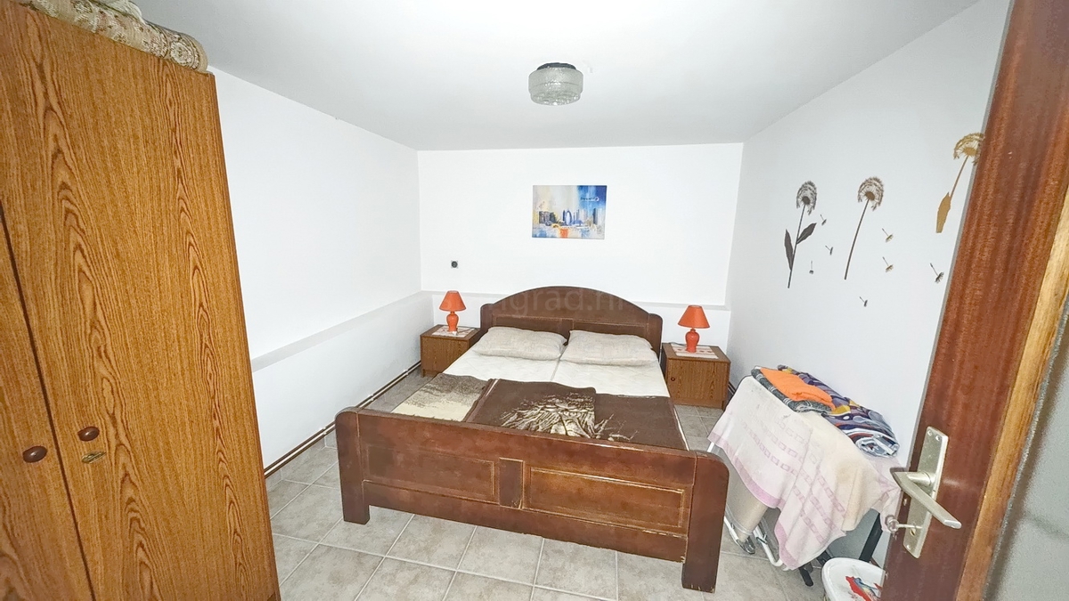 Malinska, casa bifamiliare con 3 unità abitative e giardino!