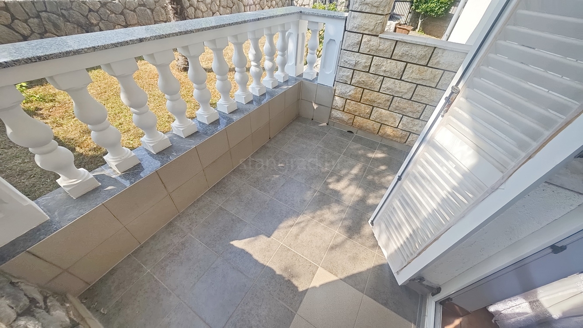 Malinska, casa bifamiliare con 3 unità abitative e giardino!
