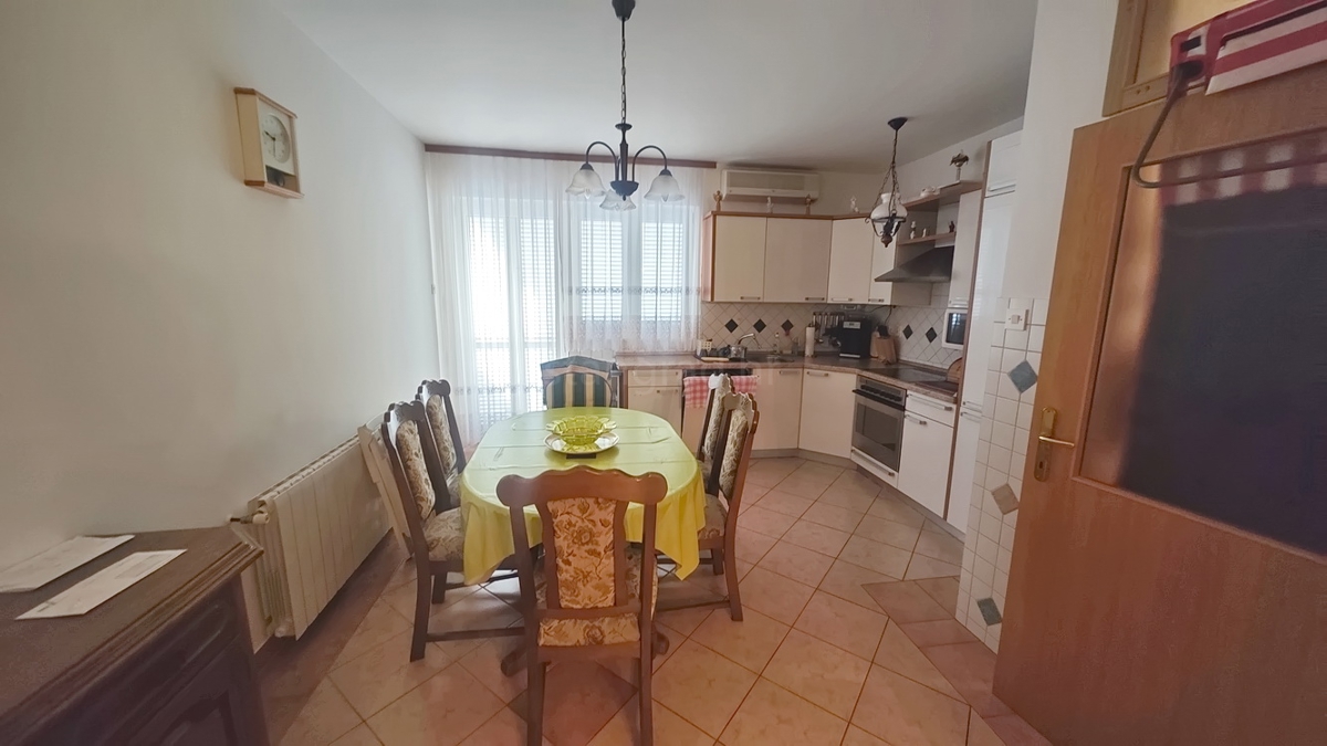 Malinska, casa bifamiliare con 3 unità abitative e giardino!