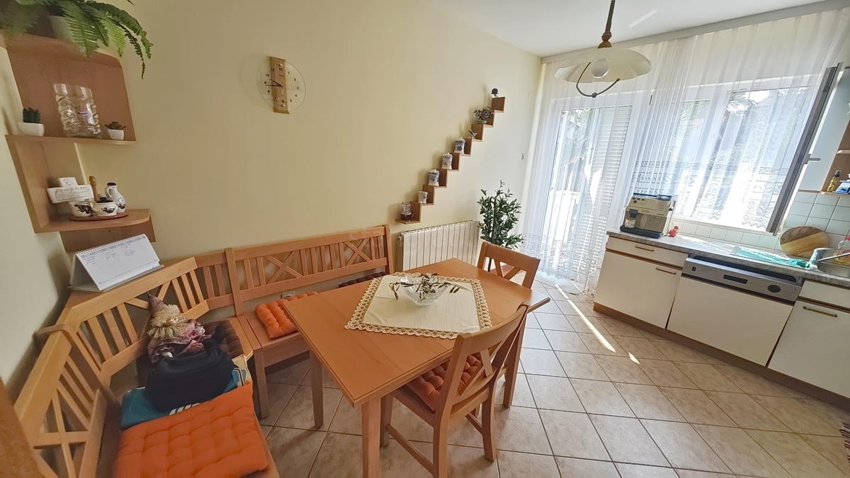 Malinska, casa bifamiliare con 3 unità abitative e giardino!