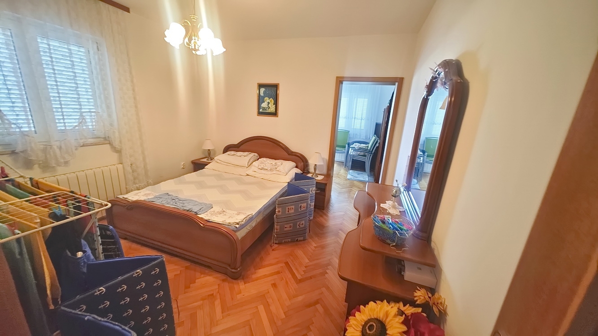 Malinska, casa bifamiliare con 3 unità abitative e giardino!